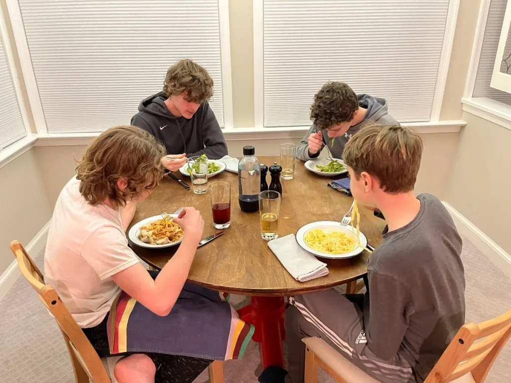 teenagers eating